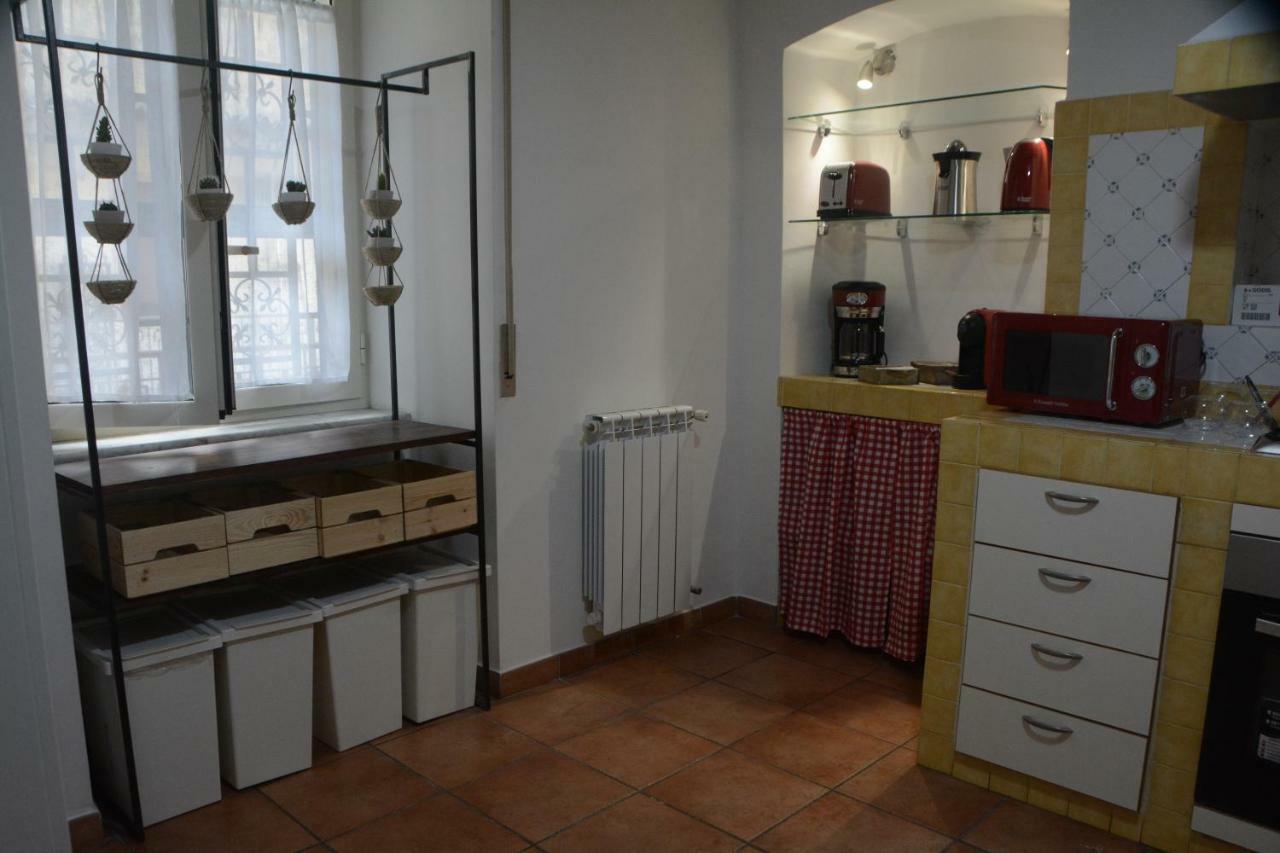 Vicaria - -